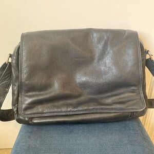 Vera Pelle black leather messenger laptop bag
